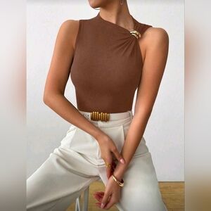 SHEIN Clasi Solid Color Asymmetric Neckline Elegant Metal Decor Top